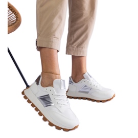 Fehér cipők látható védővel