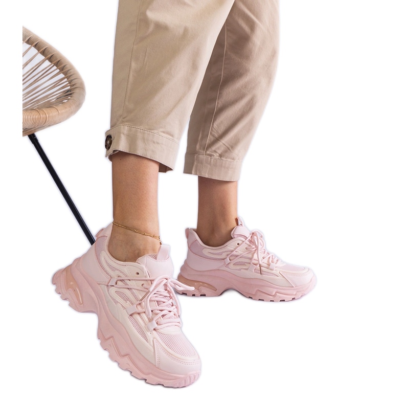 Rózsaszín sport cipők egy hatalmas talpon