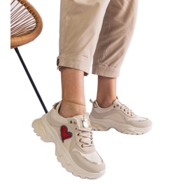 Bézs cipők egy szívplatformon