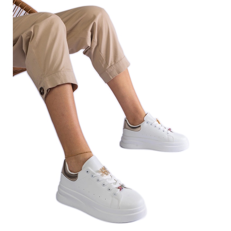 Fehér platformos tornacipő pillangóval díszítve Fehér platformos tornacipő pillangóval díszítve