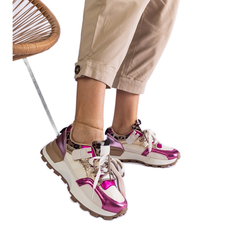 Állatmotívummal díszített rózsaszín cipők