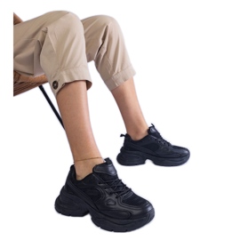 Fekete tornacipő masszív talpon Fekete tornacipő masszív talpon