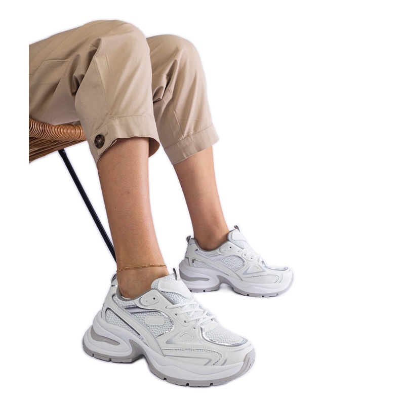 Fehér tornacipő masszív talpon Fehér tornacipő masszív talpon