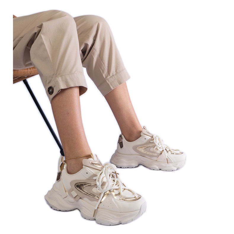 Bézs női sport cipők egy hatalmas talpon