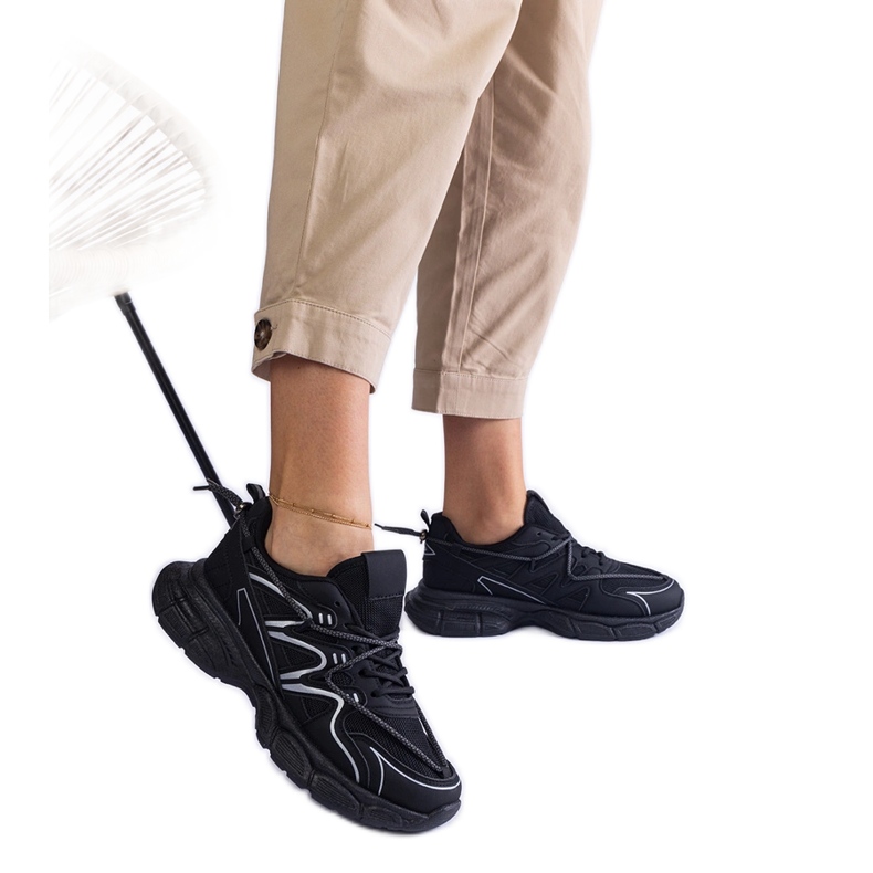 Fekete női cipők egy hatalmas talpon