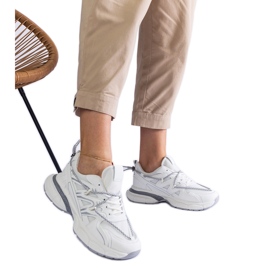 Fehér női cipők egy hatalmas talpon