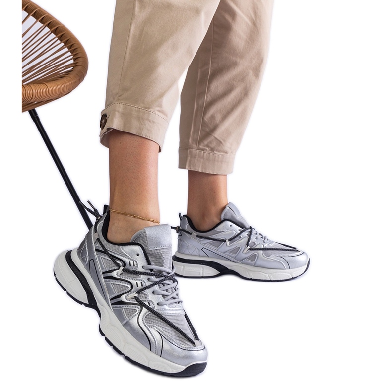 Ezüst színű női tornacipő masszív talppal Ezüst színű női tornacipő masszív talppal