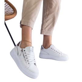 Fehér színű női sportcipő Fehér színű női sportcipő