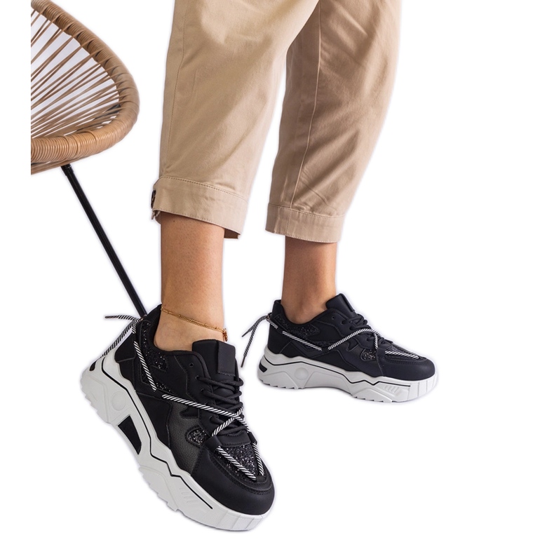 Fekete női cipők csillogással