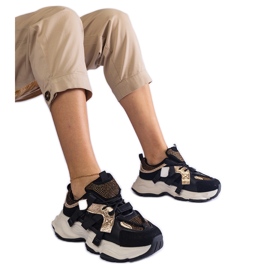 Fekete tornacipő arany betétekkel