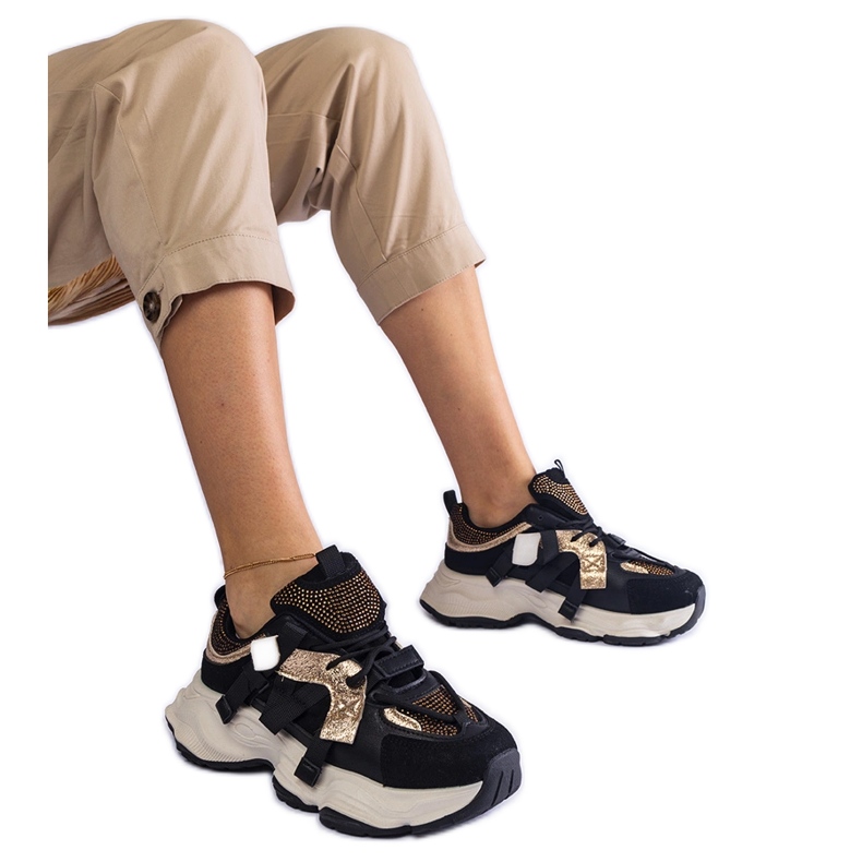 Fekete tornacipő arany betétekkel