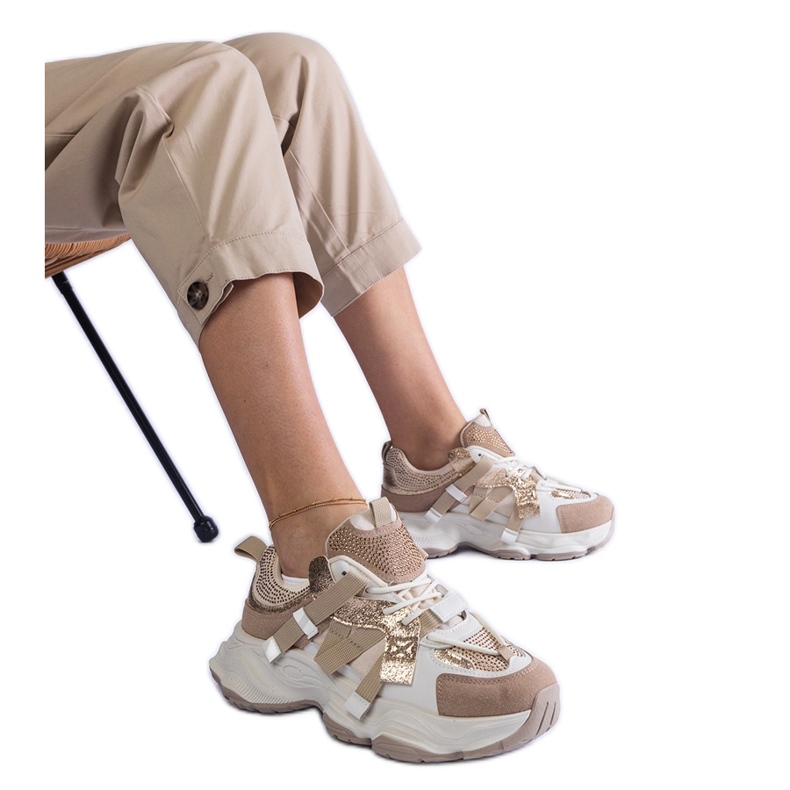 Bézs színű tornacipő arany betétekkel