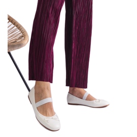 Fehér balerinák elasztikus zenekarral és dekoratív íj