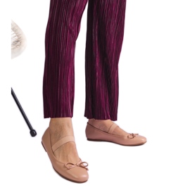 Bézs balerinák elasztikus zenekarral és dekoratív íj Bézs balerinák elasztikus zenekarral és dekoratív íj