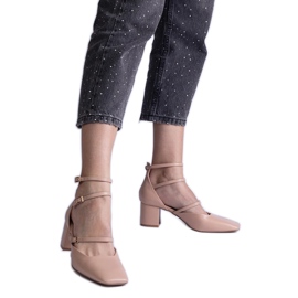 Bézs színű magas sarkú pumpák csatokkal