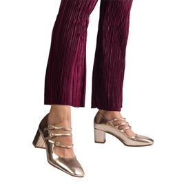 Aranyszivattyúk az oszlopon dekoratív csatokkal aranysárga Aranyszivattyúk az oszlopon dekoratív csatokkal aranysárga