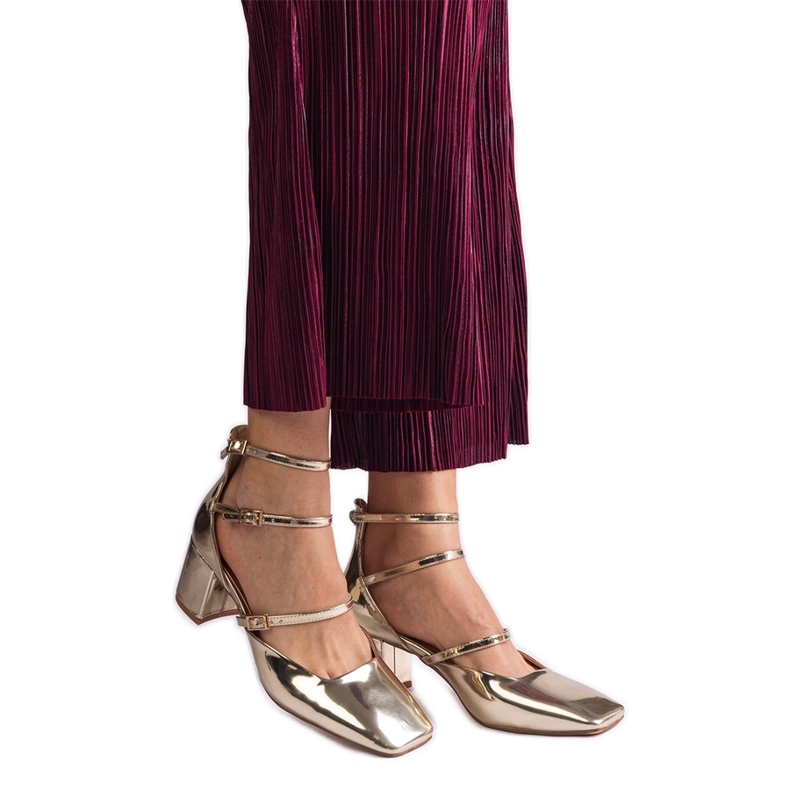 Aranyszivattyúk, amelyek egy oszlopban lakkoztak, csatokkal aranysárga