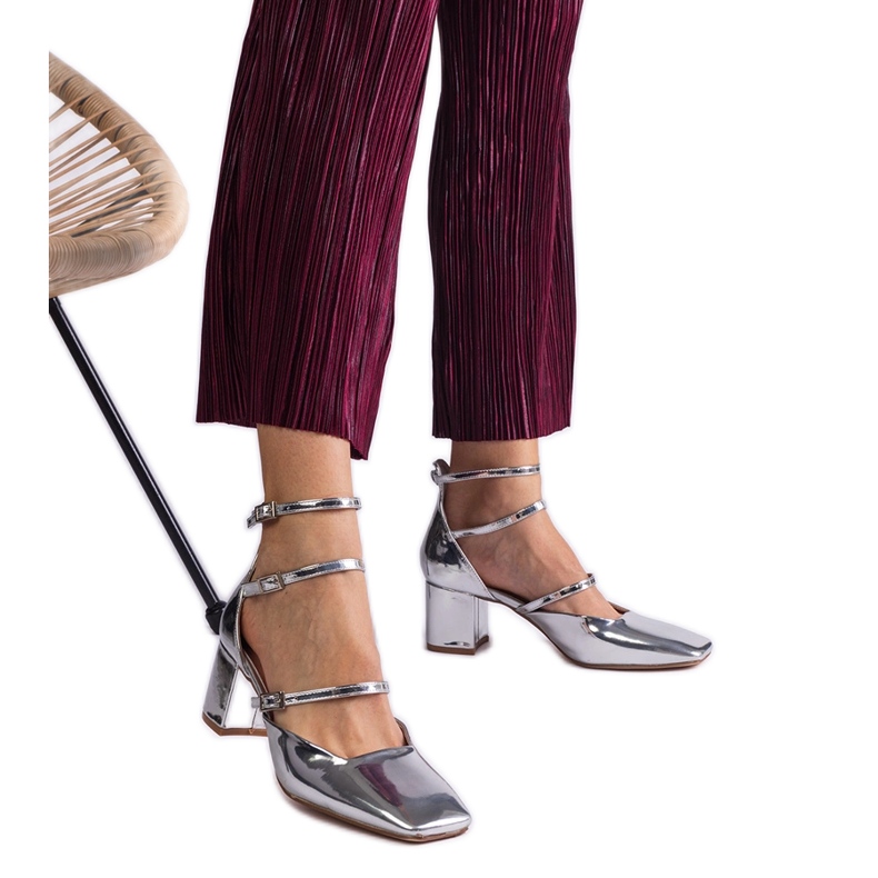 Ezüst szivattyúk egy oszlopban, csatokkal