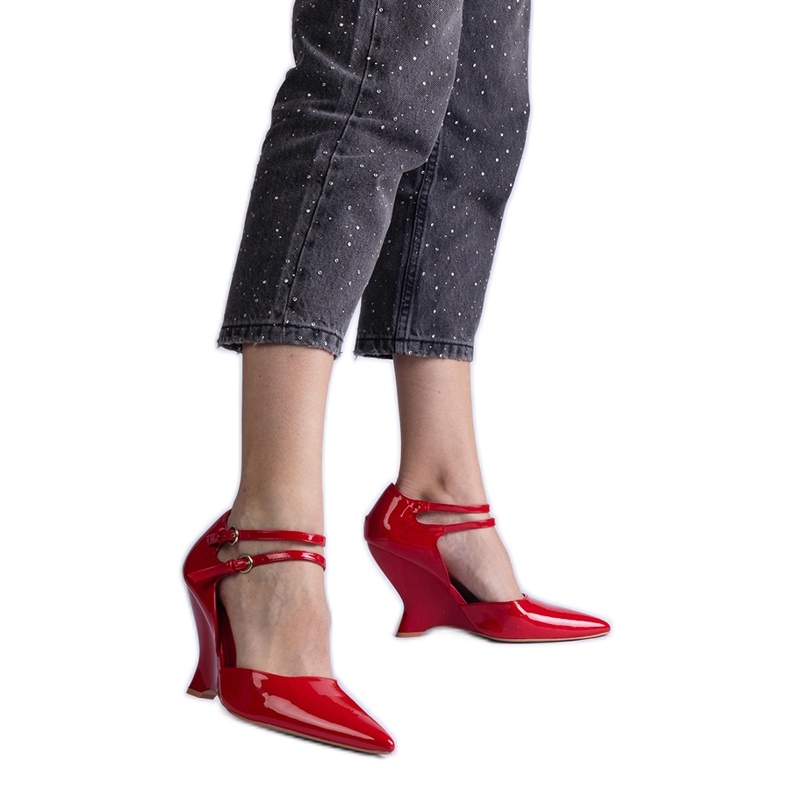 Piros szivattyúk az ékben, csatokkal Piros szivattyúk az ékben, csatokkal