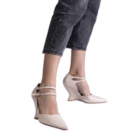 Bézs szivattyúk az ékön lakni, csatokkal