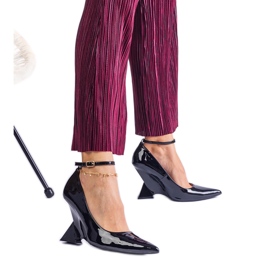 Az ékeken lakkozott fekete szivattyúk