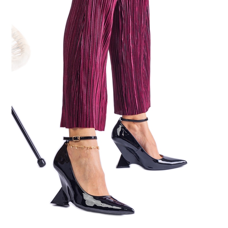 Az ékeken lakkozott fekete szivattyúk