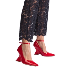 Az ékeken lakkozott piros szivattyúk