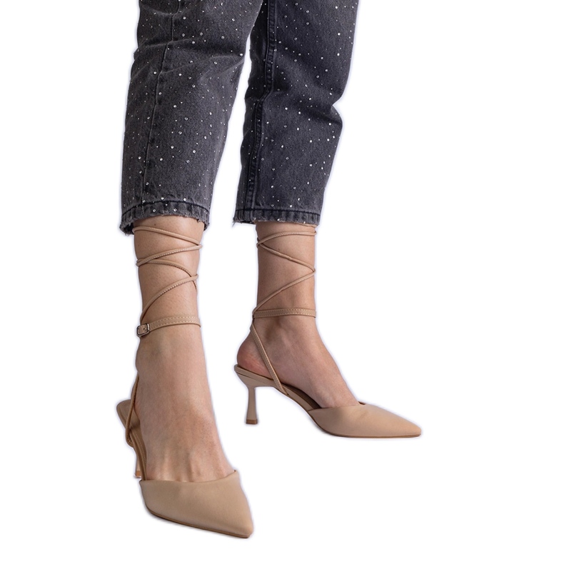 Bézs magas sarkú, nyitott sarkú, a boka körül kötve