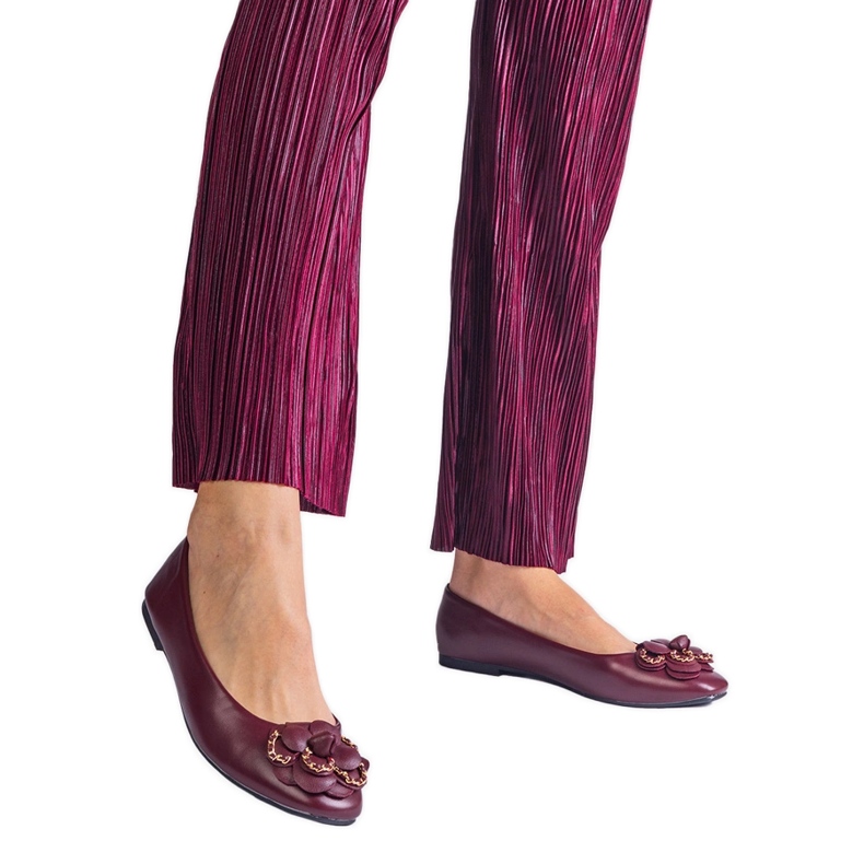 Virággal díszített bordó balettlakások piros