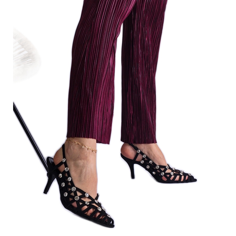 Kövekkel fonott fekete szandál