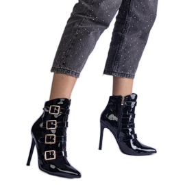 Fekete csizmák, magas sarkú cipővel lakkozva