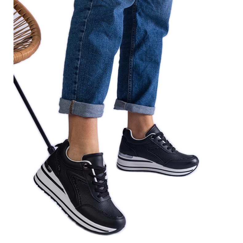 Fekete, csillámmal és fémes betéttel díszített platform tornacipő