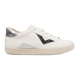 A női cipők csillogó betétek fekete