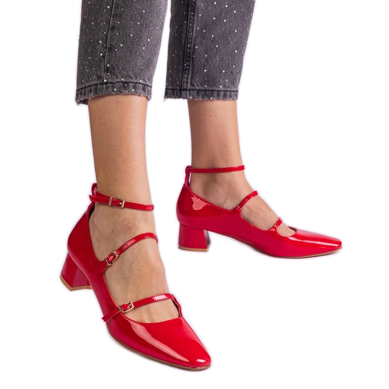 Vörös szivattyúk egy övvel lakni piros