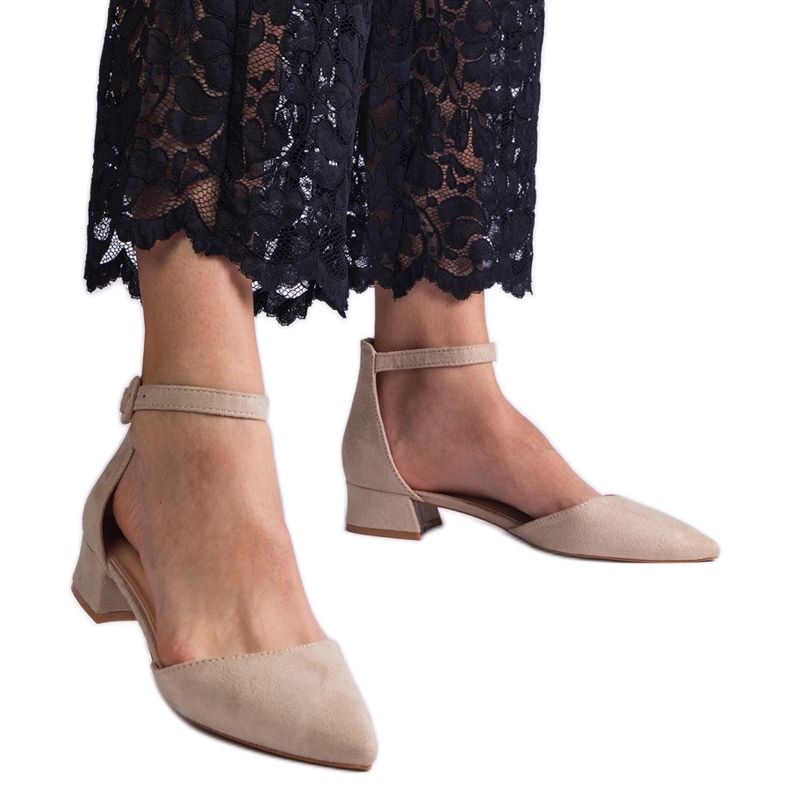 Bézs színű pumpák alacsony sarkú cipővel