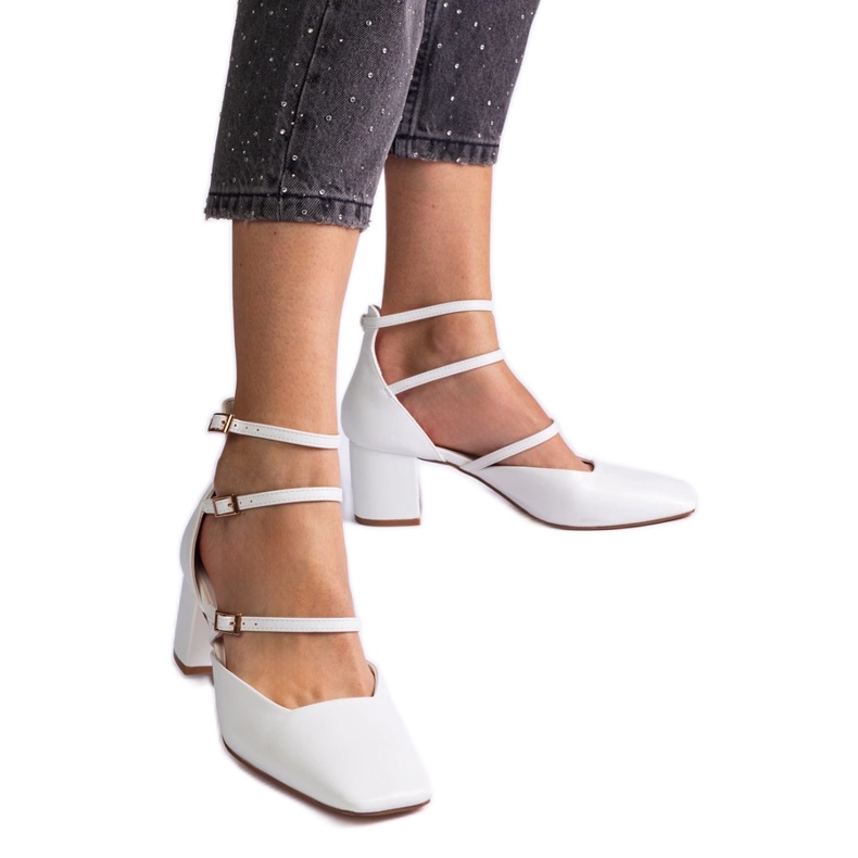 Fehér szivattyúk az oszlopon csatokkal