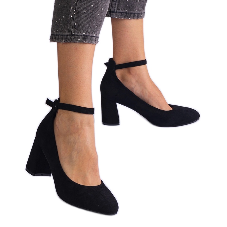 Fekete szivattyúk az öko-bőr oszlopon