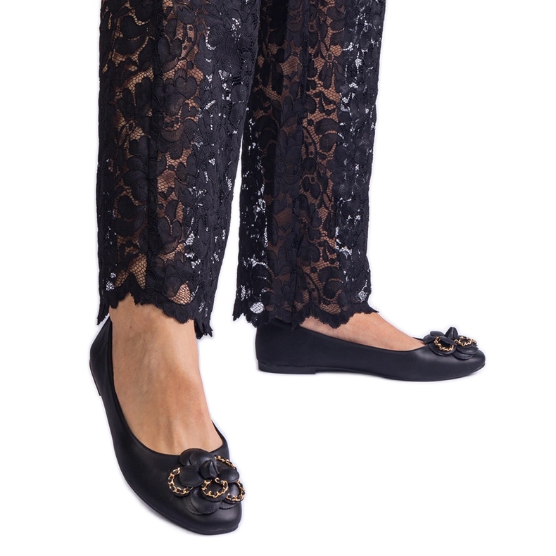 A virággal díszített fekete balerinák