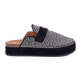 A női papucsok cirkonokkal díszítették a fekete platformon A női papucsok cirkonokkal díszítették a fekete platformon