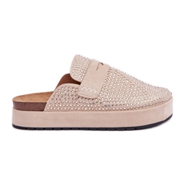 A női papucsok cirkonokkal díszítik a bézs platformon