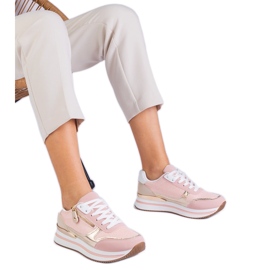 Rózsaszín sport cipők a platformon arany beillesztéssel Rózsaszín sport cipők a platformon arany beillesztéssel