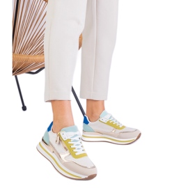 Zöld sport cipők a platformon arany beillesztéssel