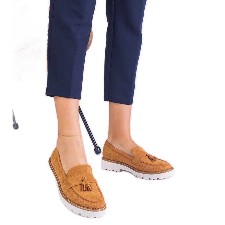 Barna női cipő az ekozamszból rojtokkal