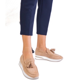 Bézs női cipők a peronon rojtokkal Bézs női cipők a peronon rojtokkal