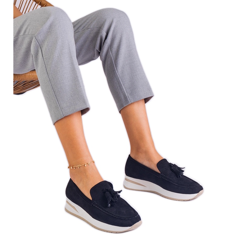 Fekete női cipők a peronon rojtokkal