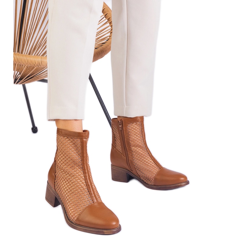 Barna hálócsizma az oszlopon