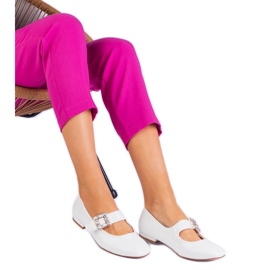 Fehér lakkozott balerinák, amelyek csatával vannak díszítve Fehér lakkozott balerinák, amelyek csatával vannak díszítve