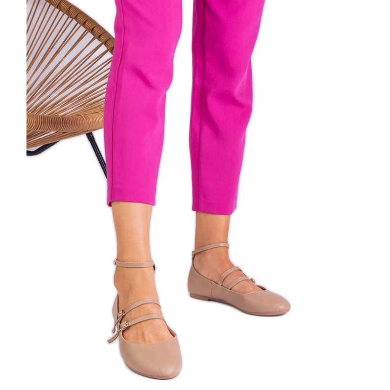 Bézs -ballerinák, amelyek öko -léből készültek, csatokkal