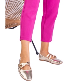 Eco -léből készült arany balerinák, csatokkal díszítve aranysárga