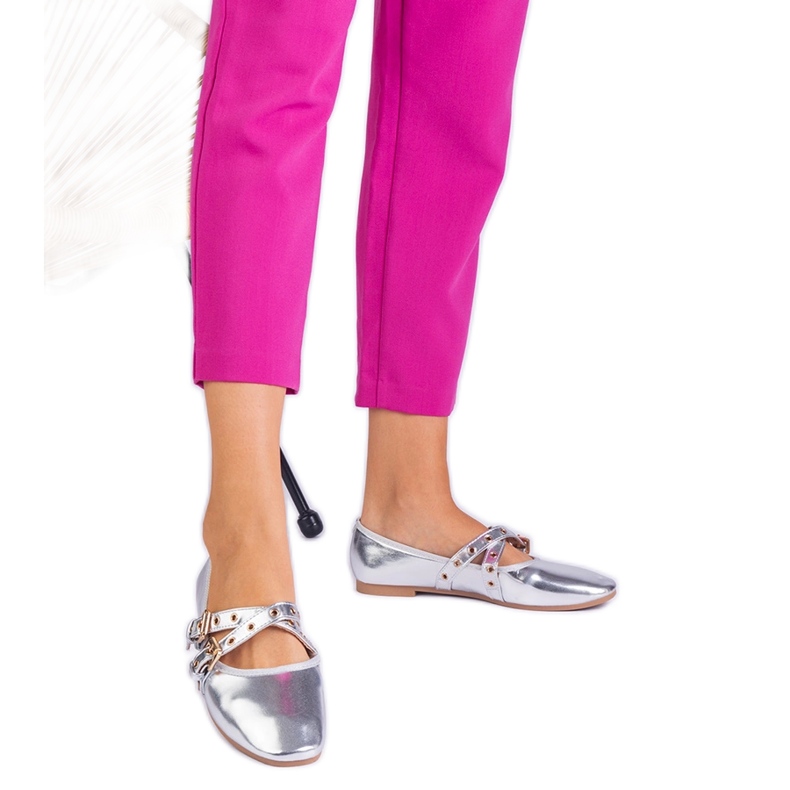 Ezüst fémes ballerinák, amelyek öko -alól készültek, csatokkal díszítve